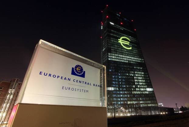 Luminale 2016, Biennale des Lichts, in Frankfurt, Hessen, Deutschland: mit Euro Zeichen illuminierte Fassade der EZB Europäische n Zentralbank am Abend