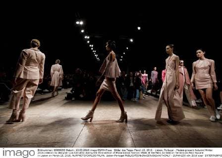 Bilder des Tages March 13, 2016 - Lisbon, Portugal - Models present Autumn Winter 2016 creation by designer Luis Carvalho during the 45rd edition of Moda Lisboa Fashion Week at the Patio da Gale on Terreiro do Paco Square in Lisbon on March 13, 2016. NURPHOTO CARLOS PALMA. Lisbon Portugal  - ZUMAn230