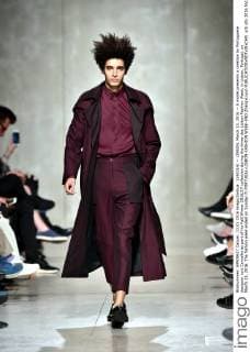 (160314) -- LISBON, March 13, 2016 -- A model presents a creation by Portuguese designer Luis Carvalho as part of his Fall Winter 2016 17 collection during the three-day Lisbon Fashion Week, in Lisbon, Portugal, on March 13, 2016. The fashion week ended on Sunday.?) PORTUGAL-LISBON-FASHION WEEK-END ZhangxLiyun 