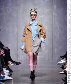 (160314) -- LISBON, March 13, 2016 -- A model presents a creation by Portuguese designer Dino Alves as part of his Fall Winter 2016 17 collection during the three-day Lisbon Fashion Week, in Lisbon, Portugal, on March 13, 2016. The fashion week ended on Sunday.?) PORTUGAL-LISBON-FASHION WEEK-END ZhangxLiyun 