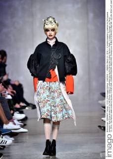 (160314) -- LISBON, March 13, 2016 -- A model presents a creation by Portuguese designer Dino Alves as part of his Fall Winter 2016 17 collection during the three-day Lisbon Fashion Week, in Lisbon, Portugal, on March 13, 2016. The fashion week ended on Sunday.?) PORTUGAL-LISBON-FASHION WEEK-END ZhangxLiyun 