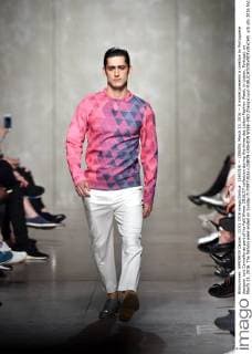 (160314) -- LISBON, March 13, 2016 -- A model presents a creation by Portuguese designer Luis Carvalho as part of his Fall Winter 2016 17 collection during the three-day Lisbon Fashion Week, in Lisbon, Portugal, on March 13, 2016. The fashion week ended on Sunday.?) PORTUGAL-LISBON-FASHION WEEK-END ZhangxLiyun 