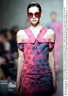 (160314) -- LISBON, March 13, 2016 -- A model presents a creation by Portuguese designer Luis Carvalho as part of his Fall Winter 2016 17 collection during the three-day Lisbon Fashion Week, in Lisbon, Portugal, on March 13, 2016. The fashion week ended on Sunday.?) PORTUGAL-LISBON-FASHION WEEK-END ZhangxLiyun 