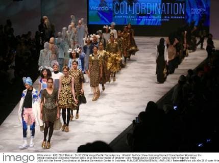 Wardah Fashion Show featuring themed Colordination Wardah as the official makeup of Indonesia Fashion Week 2016 showing results of designer Dian Pelangi during Indonesian closing night of Fashion Week 2016 with the theme Colordination at Jakarta Convention Center in Indonesa.  NatanaelxPohan