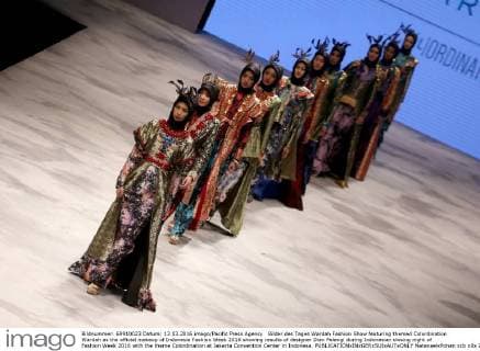Bilder des Tages Wardah Fashion Show featuring themed Colordination Wardah as the official makeup of Indonesia Fashion Week 2016 showing results of designer Dian Pelangi during Indonesian closing night of Fashion Week 2016 with the theme Colordination at Jakarta Convention Center in Indonesa.  NatanaelxPohan