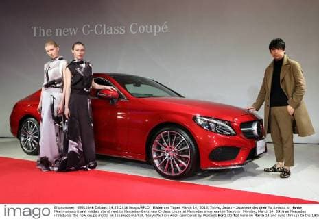 Bilder des Tages March 14, 2016, Tokyo, Japan - Japanese designer Yu Amatsu of Hanae Mori manuscrit and models stand next to Mercedes-Benz new C-class coupe at Mercedes showroom in Tokyo on Monday, March 14, 2016 as Mercedes introduces the new coupe model on Japanese market. Tokyo fashion week sponsored by Merceds Benz started here on March 14 and runs through to the 19th.  (lwxa000285)