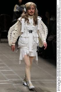 Bilder des Tages March 14, 2016, Tokyo, Japan - A model displays a creation designed by ha-ha design team during the haha 2016 autumn winter collection in Tokyo on Monday, March 14, 2016 as part of Tokyo fashion week. Tokyo fashion week runs from March 14 through 19.  (lwxa000299)