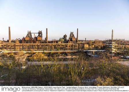 Landschaftspark Duisburg-Nord, ehemaliges Thyssen Stahlwerk, Hochöfen 1,2 und 5 (rechts) in Duisburg, Ruhrgebiet, Deutschland,