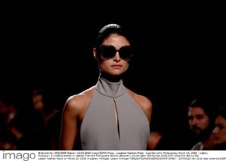 Lissabon Fashion Week - Luis Carvalho Modenschau March 13, 2016 - Lisbon, Portugal - A model presents a creation from the Portuguese fashion designer Luis Carvalho Fall Winter 2016 2017 collection during the Lisbon Fashion Week on March 13, 2016 in Lisbon, Portugal. Lisbon Portugal - ZUMAf123