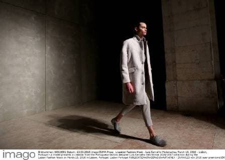 Lissabon Fashion Week - Luis Carvalho Modenschau March 13, 2016 - Lisbon, Portugal - A model presents a creation from the Portuguese fashion designer Luis Carvalho Fall Winter 2016 2017 collection during the Lisbon Fashion Week on March 13, 2016 in Lisbon, Portugal. Lisbon Portugal - ZUMAf123