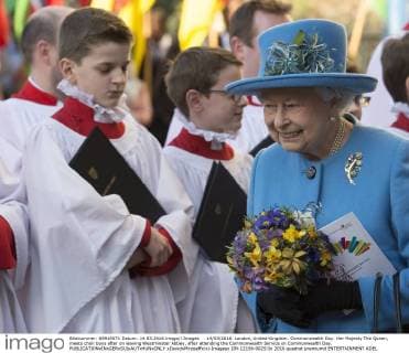 . 14 03 2016. London, United Kingdom. Commonwealth Day. Her Majesty The Queen, meets choir boys after on leaving Westminster Abbey, after attending the Commonwealth Service on Commonwealth Day.  xDavidxMirzoeffx xi-Imagesx IIM-12190-0025