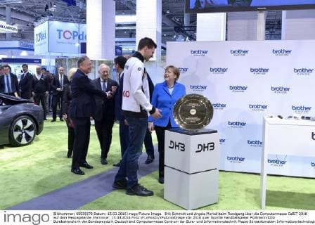 Erik Schmidt und Angela Merkel beim Rundgang über die Computermesse CeBIT 2016 auf dem Messegelände. Hannover, 15.03.2016 Foto:xH.xFrostx xFuturexImage