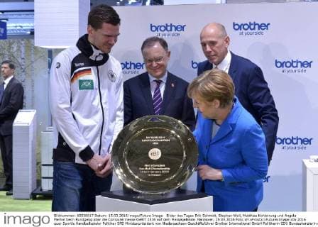 Bilder des Tages Erik Schmidt, Stephan Weil, Matthias Kohlstrung und Angela Merkel beim Rundgang über die Computermesse CeBIT 2016 auf dem Messegelände. Hannover, 15.03.2016 Foto:xH.xFrostx xFuturexImage