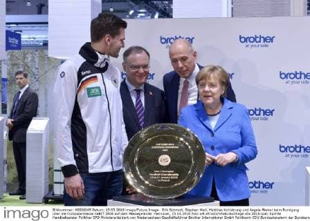 Erik Schmidt, Stephan Weil, Matthias Kohlstrung und Angela Merkel beim Rundgang über die Computermesse CeBIT 2016 auf dem Messegelände. Hannover, 15.03.2016 Foto:xH.xFrostx xFuturexImage
