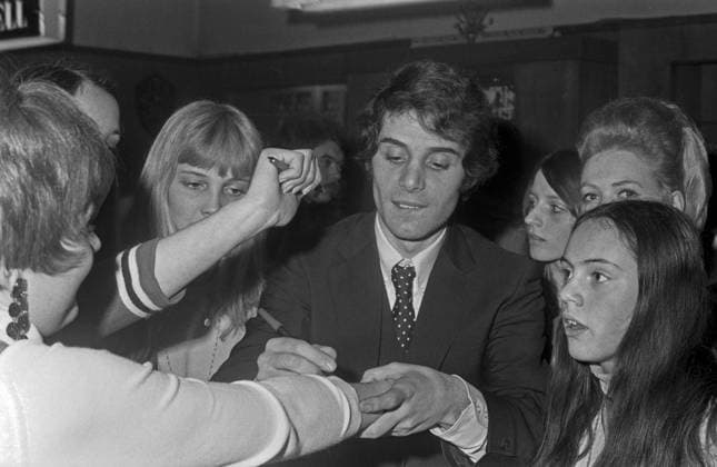 Josef Laufer Der tschechische Sänger Josef Laufer während einer Autogrammstunde, Deutschland 1970. The Czech singer Josef Laufer during an autograph session, Germany 1970. Copyright: Roba SiegfriedxPilz UnitedArchives21297