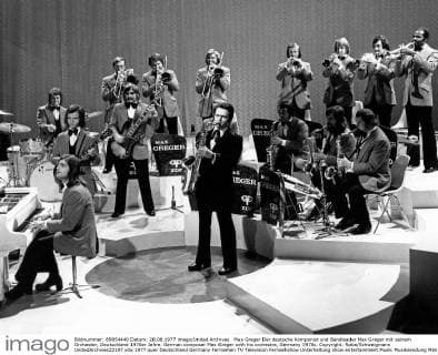 Max Greger Der deutsche Komponist und Bandleader Max Greger mit seinem Orchester, Deutschland 1970er Jahre. German composer Max Greger with his orchestra, Germany 1970s. Copyright: Roba Schweigmann UnitedArchives22197