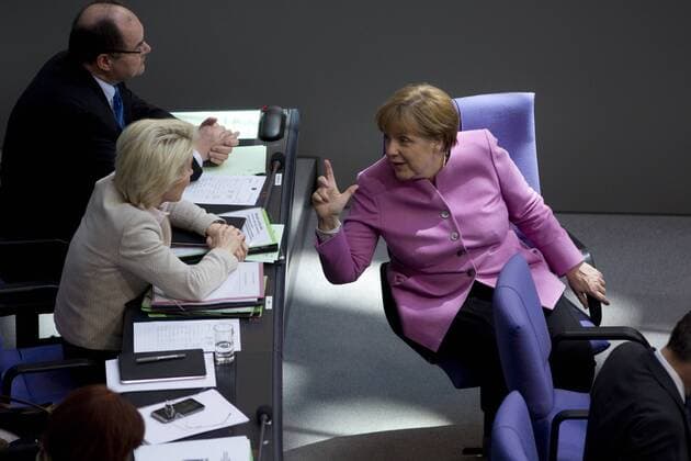 Deutschland, Berlin, Bundestag, 160. Sitzung, Regierungserklärung zum EU-Gipfel, v.l.n.r. Landwirtschaftsminister Christian Schmidt CSU, Verteidigungsministerin Ursula von der Leyen CDU, Bundeskanzlerin Angela Merkel CDU, 16.03.2016