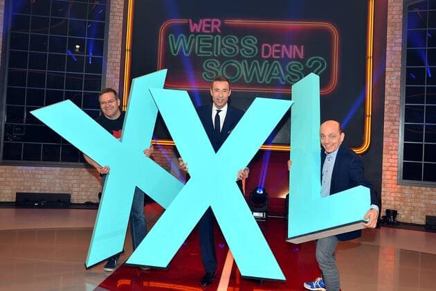 Kai Pflaume, der Moderator mit Elton und Bernhard Hoecker beim Fototermin von Wer weiß denn sowas? XXL Ð Das unvorstellbare Wissensquiz (Ausstrahlung am 2.April 2016 um 20.15, ARD Uhr) am 16.03.2016 in Hamburg Wer weiß denn sowas? (ARD) Pressetermin in Hamburg mit Kai Pflaume, 2016 