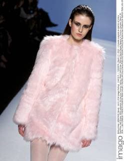 (160317) -- TORONTO, March 17, 2016 -- A model presents a creation of Hilary MacMillan Fall Winter 2016 collection during the Toronto Fashion Week Fall Winter 2016 at David Pecaut Square in Toronto, Canada, March 16, 2016. ) (djj) CANADA-TORONTO-FASHION WEEK-HILARY MACMILLAN ZouxZheng 
