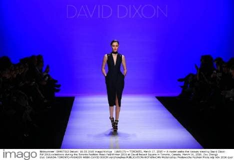 (160317) -- TORONTO, March 17, 2016 -- A model walks the runway wearing David Dixon FW 2016 collections during the Toronto Fashion Week Fall Winter 2016 at David Pecaut Square in Toronto, Canada, March 16, 2016. Zou Zheng) (lyi) CANADA-TORONTO-FASHION WEEK-DAVID DIXON yanzhonghua 