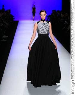 (160317) -- TORONTO, March 17, 2016 -- A model walks the runway wearing David Dixon FW 2016 collections during the Toronto Fashion Week Fall Winter 2016 at David Pecaut Square in Toronto, Canada, March 16, 2016. Zou Zheng) (lyi) CANADA-TORONTO-FASHION WEEK-DAVID DIXON yanzhonghua 