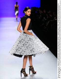(160317) -- TORONTO, March 17, 2016 -- A model walks the runway wearing David Dixon FW 2016 collections during the Toronto Fashion Week Fall Winter 2016 at David Pecaut Square in Toronto, Canada, March 16, 2016. Zou Zheng) (lyi) CANADA-TORONTO-FASHION WEEK-DAVID DIXON yanzhonghua 
