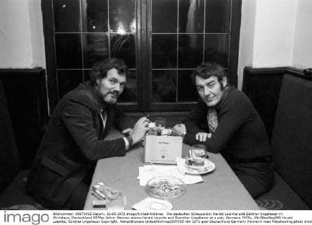 Die deutschen Schauspieler Harald Leipnitz und Günther Ungeheuer im Wirtshaus, Deutschland 1970er Jahre. German actors Harald Leipnitz and Guenther Ungeheuer at a pub, Germany 1970s. 24x36swNeg585 Harald Leipnitz, Günther Ungeheuer Copyright: HeinzxBrowers UnitedArchives2007359