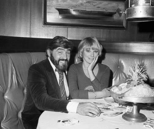 Der deutsche Schauspieler Mario Adorf mit Elke Sommer, Deutschland 1970er Jahre. German actor Mario Adorf with Elke Sommer, Germany 1970s. 24x36swNegVBH37 Mario Adorf, Elke Sommer Copyright: HeinzxBrowers UnitedArchives2008251