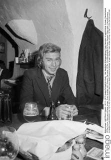 Der deutsche Schlagersänger Sven Jenssen in gemütlicher Runde, Deutschland 1970er Jahre. German schlager singer Sven Jenssen with friends, Germany 1970s. 24x36swNegVBH39 Sven Jenssen Copyright: HeinzxBrowers UnitedArchives2008262