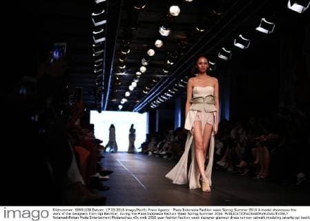 Plaza Indonesia Fashion week Spring Summer 2016 A model showcases the work of the designers from Opi Bachtiar, during the Plaza Indonesia Fashion Week Spring Summer 2016.  NatanaelxPohan