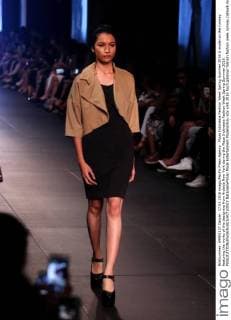 Plaza Indonesia Fashion Week Spring Summer 2016 A model on the runway featuring the works of the designers from Ardistia New York during the Plaza Indonesia Fashion Week Spring Summer 2016.  NatanaelxPohan
