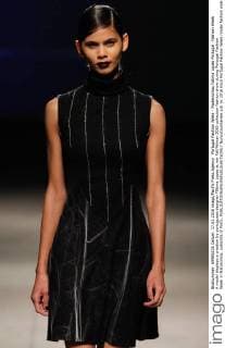 Portugal Fashion Week - Modenschau Fatima Lopes Portugal: Fashion Week A model displays a creation by portuguese designer Fátima Lopes at her Fall Winter 2016 collection fashion show during Portugal Fashion Week in Matosinhos, outskirts of Porto.  NunoxGuimaraes