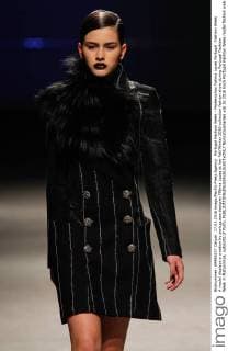 Portugal Fashion Week - Modenschau Fatima Lopes Portugal: Fashion Week A model displays a creation by portuguese designer Fátima Lopes at her Fall Winter 2016 collection fashion show during Portugal Fashion Week in Matosinhos, outskirts of Porto.  NunoxGuimaraes