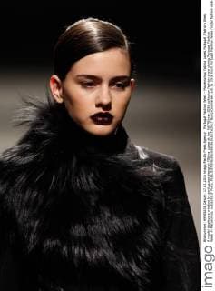 Portugal Fashion Week - Modenschau Fatima Lopes Portugal: Fashion Week A model displays a creation by portuguese designer Fátima Lopes at her Fall Winter 2016 collection fashion show during Portugal Fashion Week in Matosinhos, outskirts of Porto.  NunoxGuimaraes