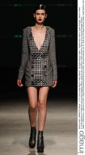 Portugal Fashion Week - Modenschau Fatima Lopes Portugal: Fashion Week A model displays a creation by portuguese designer Fátima Lopes at her Fall Winter 2016 collection fashion show during Portugal Fashion Week in Matosinhos, outskirts of Porto.  NunoxGuimaraes