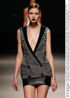 Portugal Fashion Week - Modenschau Fatima Lopes Portugal: Fashion Week A model displays a creation by portuguese designer Fátima Lopes at her Fall Winter 2016 collection fashion show during Portugal Fashion Week in Matosinhos, outskirts of Porto.  NunoxGuimaraes