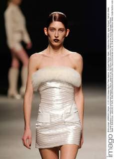 Portugal Fashion Week - Modenschau Fatima Lopes Portugal: Fashion Week A model displays a creation by portuguese designer Fátima Lopes at her Fall Winter 2016 collection fashion show during Portugal Fashion Week in Matosinhos, outskirts of Porto.  NunoxGuimaraes