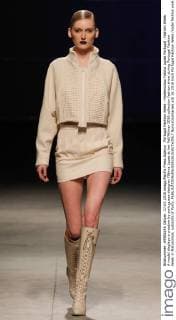 Portugal Fashion Week - Modenschau Fatima Lopes Portugal: Fashion Week A model displays a creation by portuguese designer Fátima Lopes at her Fall Winter 2016 collection fashion show during Portugal Fashion Week in Matosinhos, outskirts of Porto.  NunoxGuimaraes
