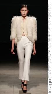 Portugal Fashion Week - Modenschau Fatima Lopes Portugal: Fashion Week A model displays a creation by portuguese designer Fátima Lopes at her Fall Winter 2016 collection fashion show during Portugal Fashion Week in Matosinhos, outskirts of Porto.  NunoxGuimaraes