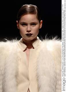 Portugal Fashion Week - Modenschau Fatima Lopes Portugal: Fashion Week A model displays a creation by portuguese designer Fátima Lopes at her Fall Winter 2016 collection fashion show during Portugal Fashion Week in Matosinhos, outskirts of Porto.  NunoxGuimaraes