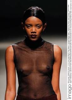 Portugal Fashion Week - Modenschau Fatima Lopes Portugal: Fashion Week A model displays a creation by portuguese designer Fátima Lopes at her Fall Winter 2016 collection fashion show during Portugal Fashion Week in Matosinhos, outskirts of Porto.  NunoxGuimaraes