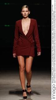 Portugal Fashion Week - Modenschau Fatima Lopes Portugal: Fashion Week A model displays a creation by portuguese designer Fátima Lopes at her Fall Winter 2016 collection fashion show during Portugal Fashion Week in Matosinhos, outskirts of Porto.  NunoxGuimaraes