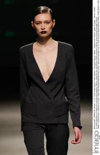 Portugal Fashion Week - Modenschau Fatima Lopes Portugal: Fashion Week A model displays a creation by portuguese designer Fátima Lopes at her Fall Winter 2016 collection fashion show during Portugal Fashion Week in Matosinhos, outskirts of Porto.  NunoxGuimaraes