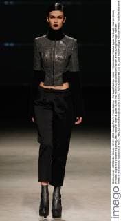 Portugal Fashion Week - Modenschau Fatima Lopes Portugal: Fashion Week A model displays a creation by portuguese designer Fátima Lopes at her Fall Winter 2016 collection fashion show during Portugal Fashion Week in Matosinhos, outskirts of Porto.  NunoxGuimaraes
