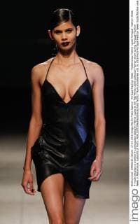 Portugal Fashion Week - Modenschau Fatima Lopes Portugal: Fashion Week A model displays a creation by portuguese designer Fátima Lopes at her Fall Winter 2016 collection fashion show during Portugal Fashion Week in Matosinhos, outskirts of Porto.  NunoxGuimaraes