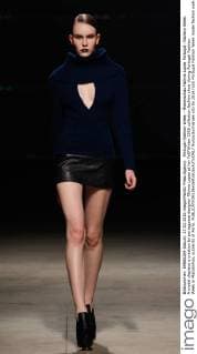 Portugal Fashion Week - Modenschau Fatima Lopes Portugal: Fashion Week A model displays a creation by portuguese designer Fátima Lopes at her Fall Winter 2016 collection fashion show during Portugal Fashion Week in Matosinhos, outskirts of Porto.  NunoxGuimaraes