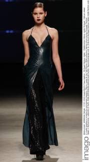 Portugal Fashion Week - Modenschau Fatima Lopes Portugal: Fashion Week A model displays a creation by portuguese designer Fátima Lopes at her Fall Winter 2016 collection fashion show during Portugal Fashion Week in Matosinhos, outskirts of Porto.  NunoxGuimaraes