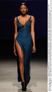 Portugal Fashion Week - Modenschau Fatima Lopes Portugal: Fashion Week A model displays a creation by portuguese designer Fátima Lopes at her Fall Winter 2016 collection fashion show during Portugal Fashion Week in Matosinhos, outskirts of Porto.  NunoxGuimaraes