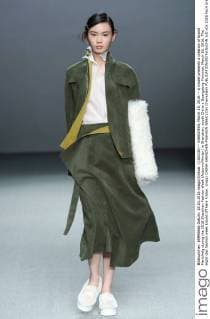 (160318) -- SHENZHEN, March 18, 2016 -- A model presents a creation of brand Marisfrolg during the 2016 Shenzhen Fashion Week (Autumn Winter) in Shenzhen, south China s Guangdong Province, March 18, 2016. The eight-day fashion week kicked off here Friday. )(wjq) CHINA-SHENZHEN-FASHION WEEK (CN) ChenxJianli 