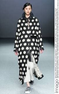 (160318) -- SHENZHEN, March 18, 2016 -- A model presents a creation of brand Marisfrolg during the 2016 Shenzhen Fashion Week (Autumn Winter) in Shenzhen, south China s Guangdong Province, March 18, 2016. The eight-day fashion week kicked off here Friday. )(wjq) CHINA-SHENZHEN-FASHION WEEK (CN) ChenxJianli 